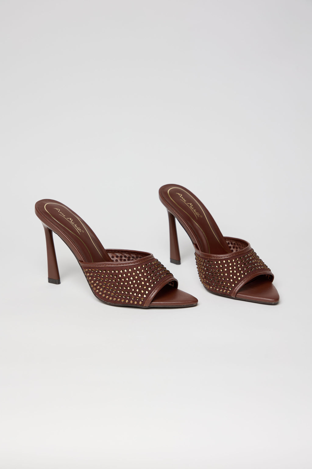 GOLDEN TOUCH – Mule Tacón Alto con Detalles Dorados