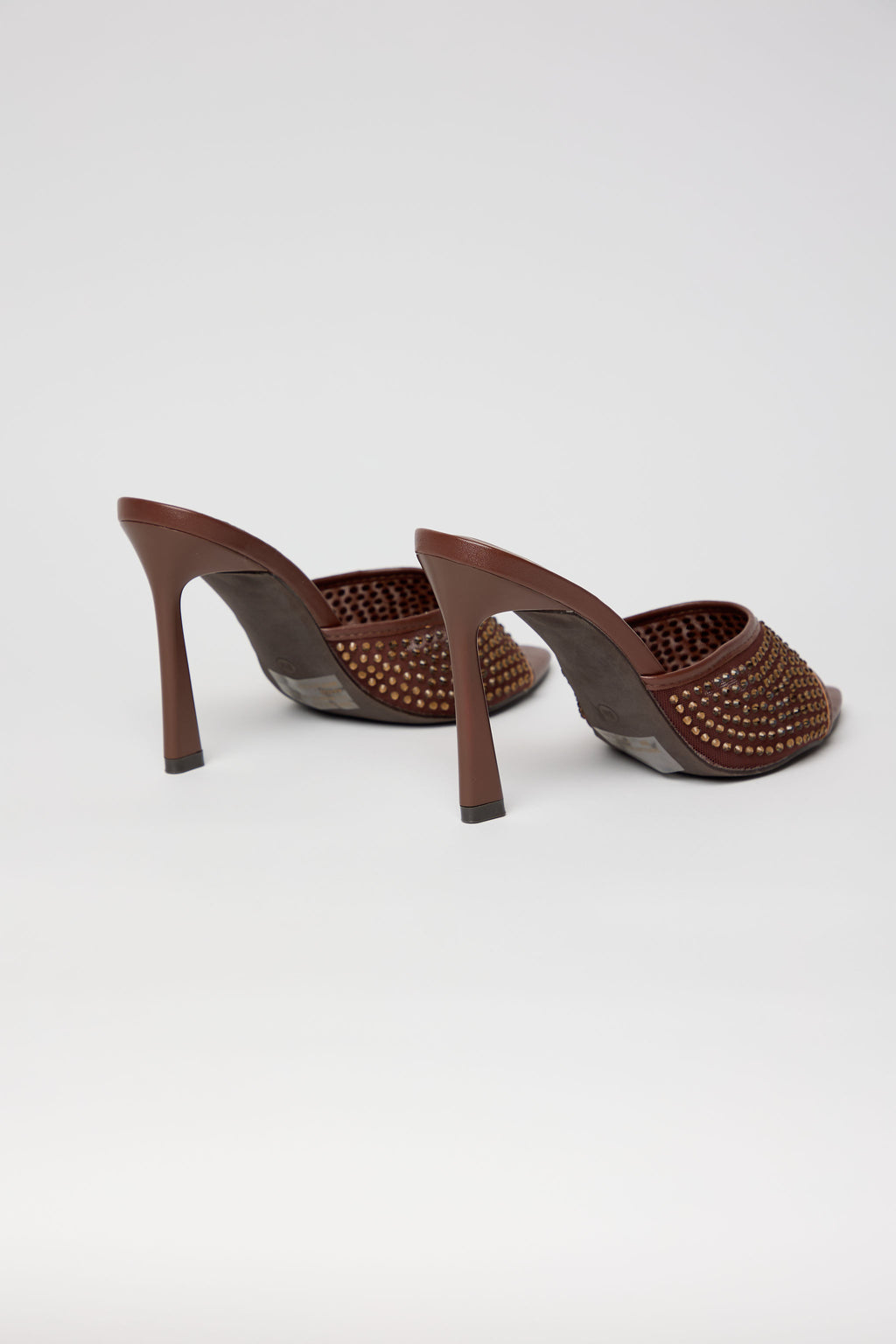 GOLDEN TOUCH – Mule Tacón Alto con Detalles Dorados