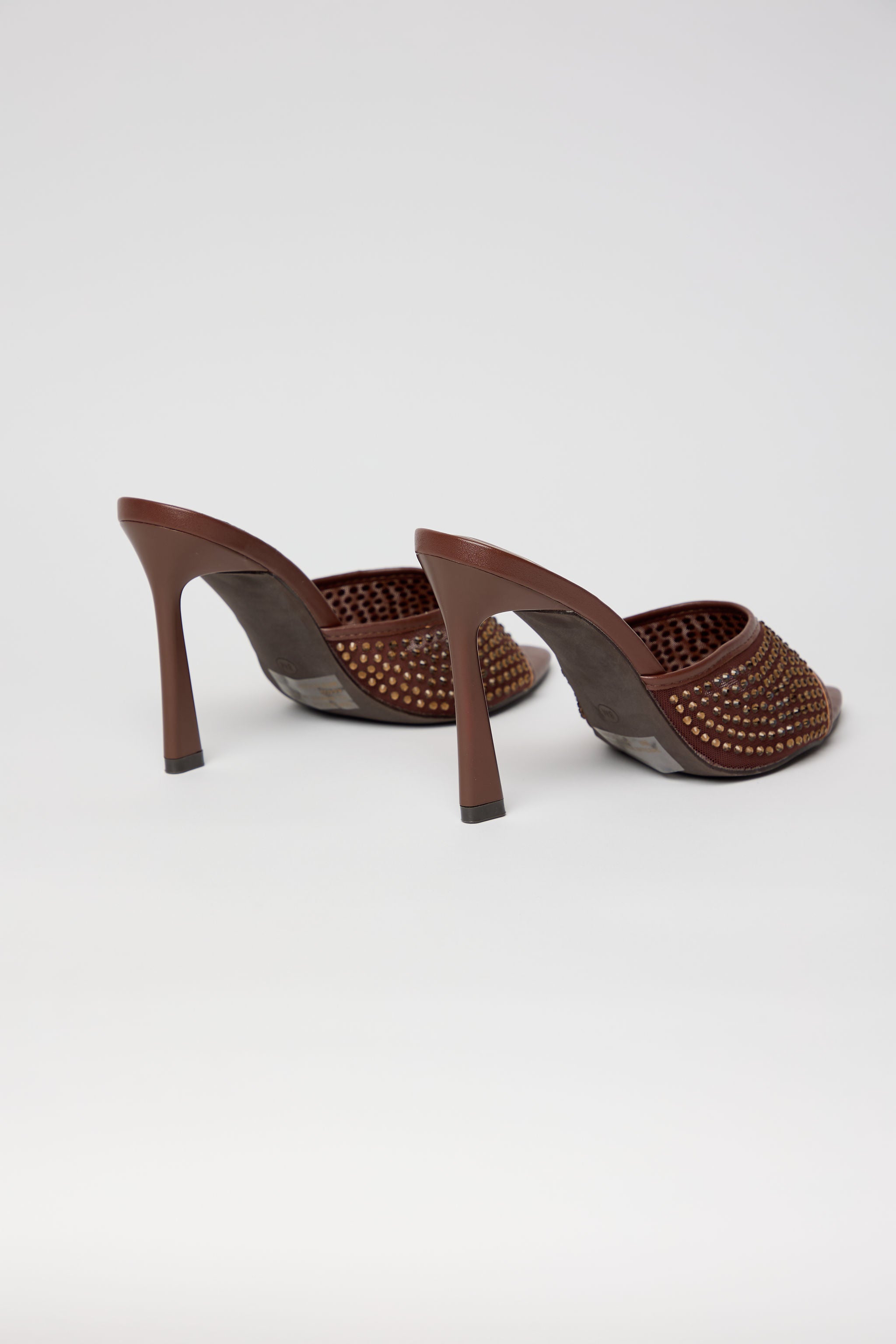 GOLDEN TOUCH – Mule Tacón Alto con Detalles Dorados
