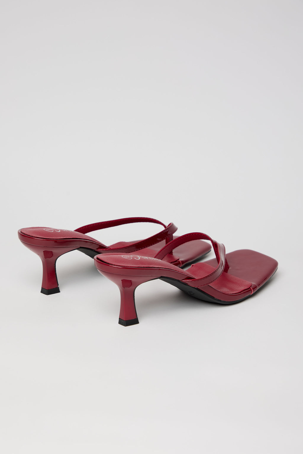 SCARLET MUSE – Sandalia Mule Tacón Bajo en Rojo Charol