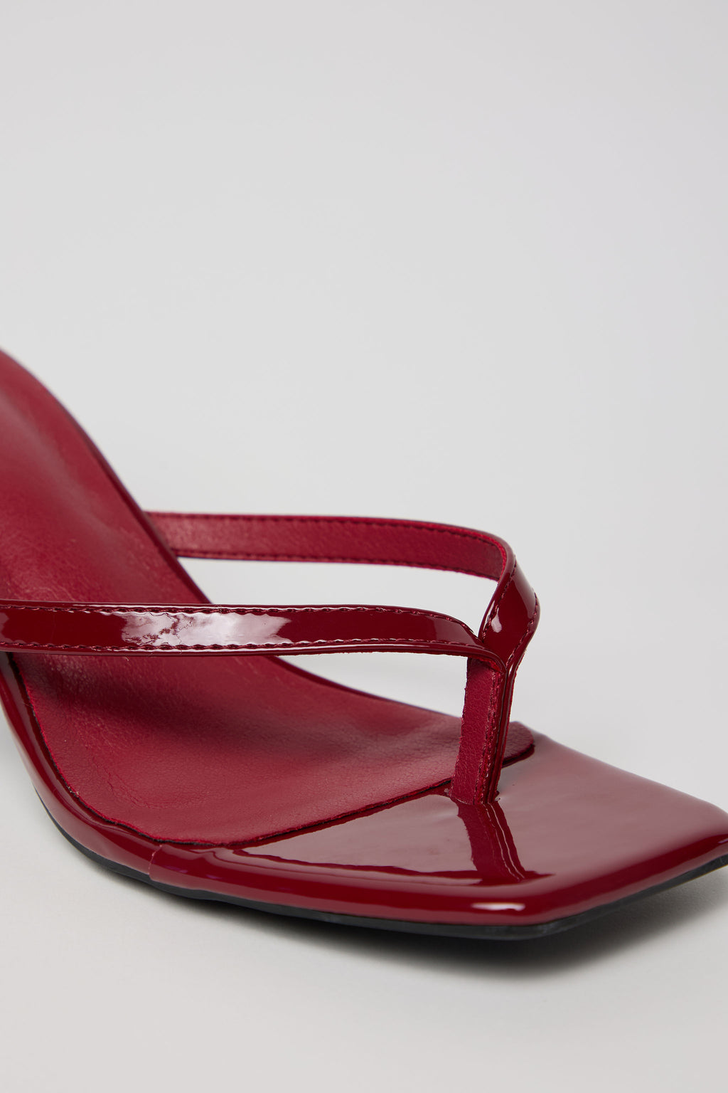 SCARLET MUSE – Sandalia Mule Tacón Bajo en Rojo Charol