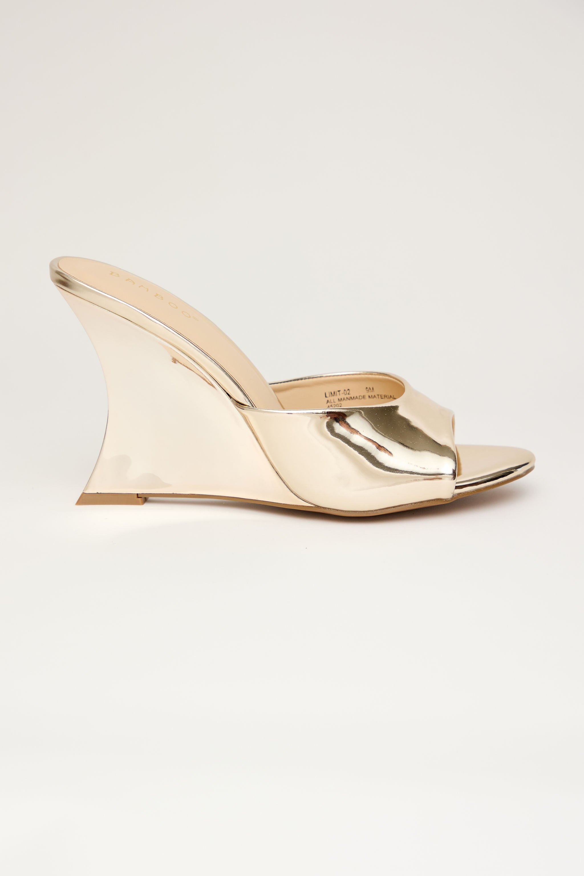 GOLDEN SCULPT – Sandalia Mule Cuña en Dorado Metálico