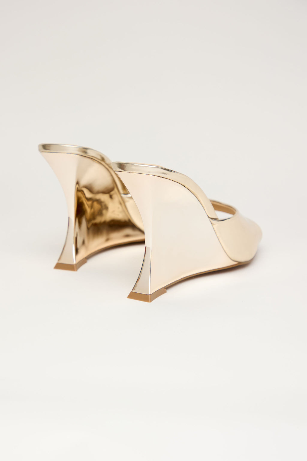 GOLDEN SCULPT – Sandalia Mule Cuña en Dorado Metálico