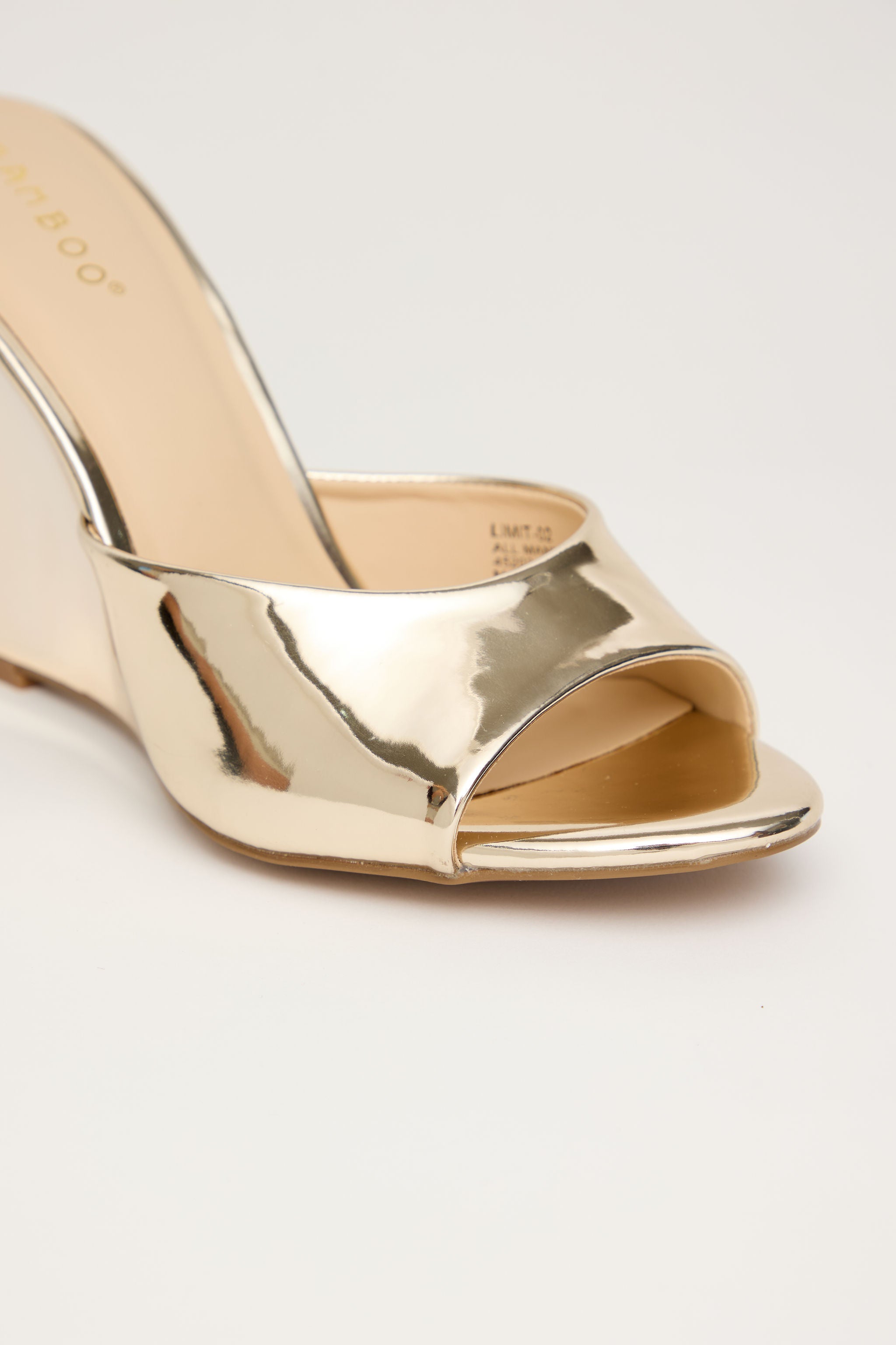 GOLDEN SCULPT – Sandalia Mule Cuña en Dorado Metálico