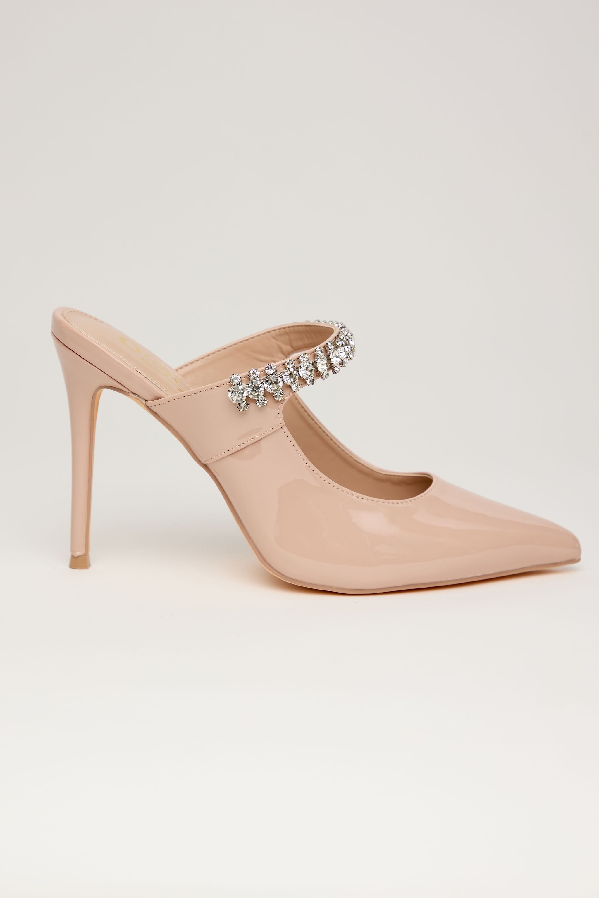 NUDE GLAM – Mule Tacón Alto con Pedrería en Nude Charol