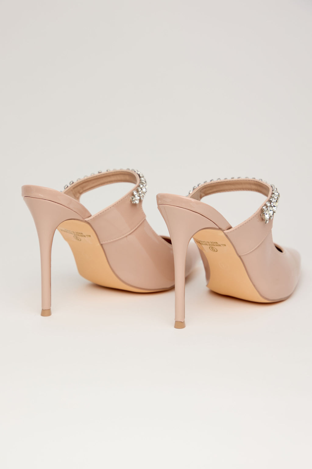 NUDE GLAM – Mule Tacón Alto con Pedrería en Nude Charol