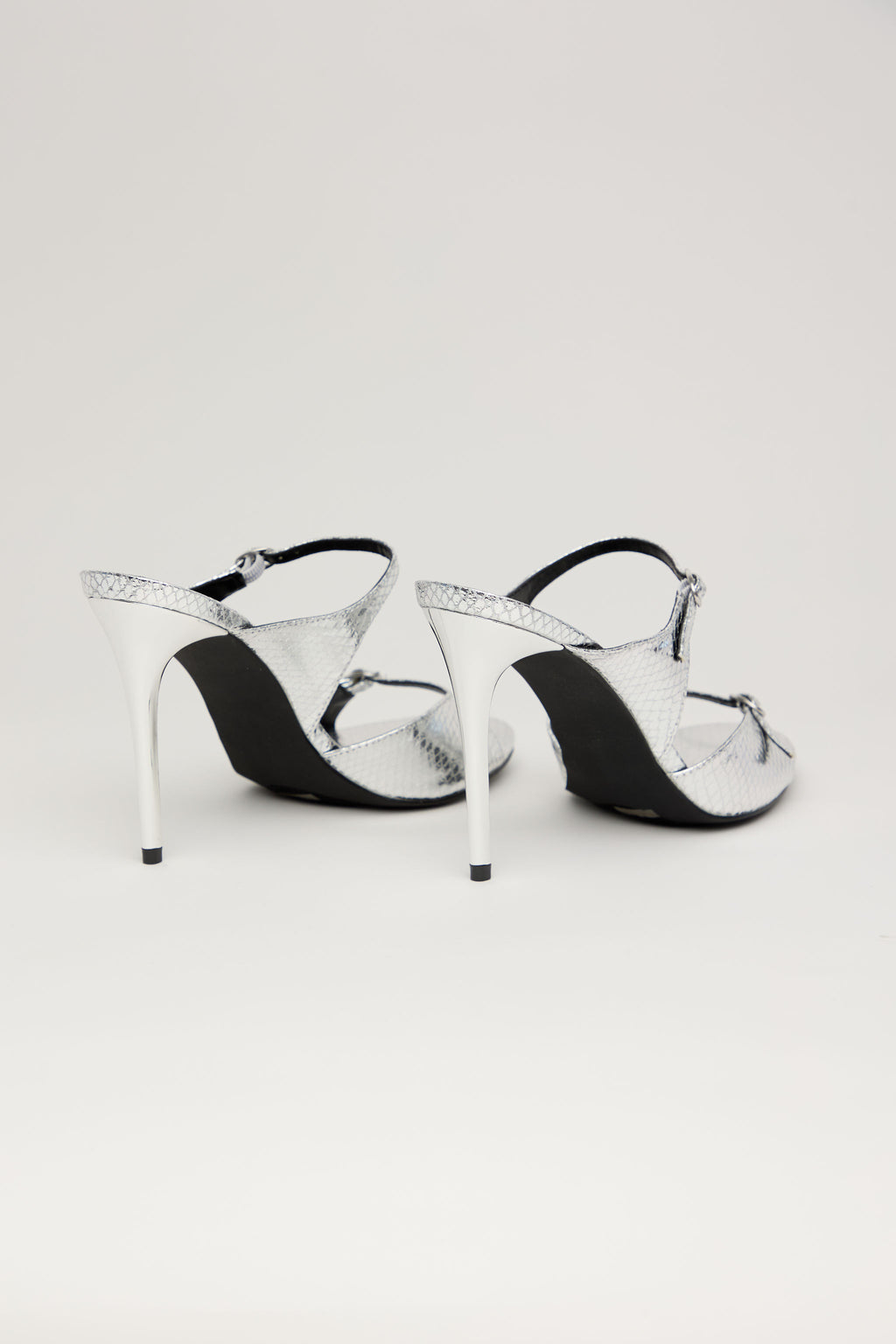 SILVER VENOM – Sandalia Tacón Alto en Plateado Texturizado