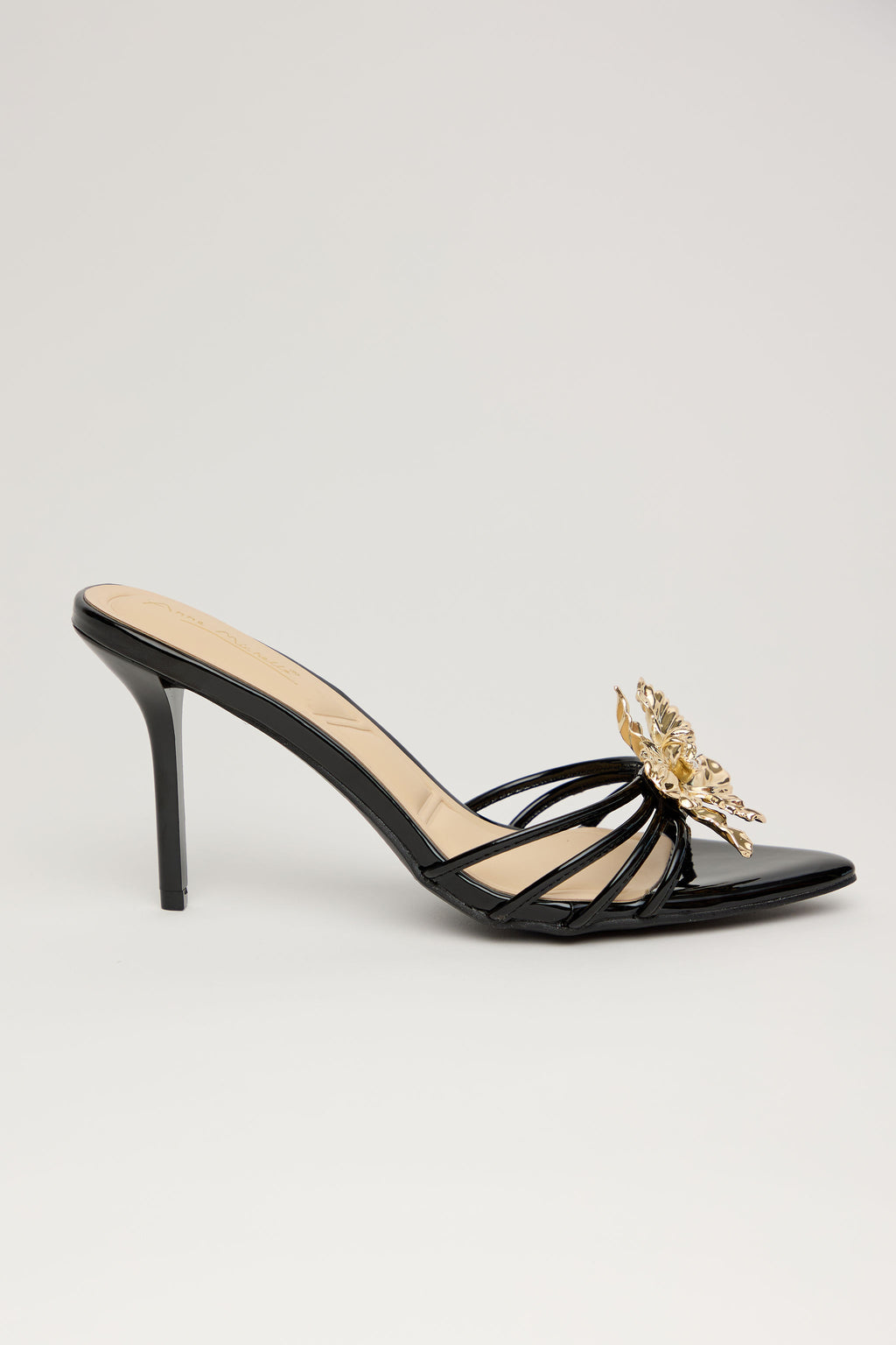 GOLDEN BLOOM – Sandalia Tacón Alto Negra con Detalle Dorado