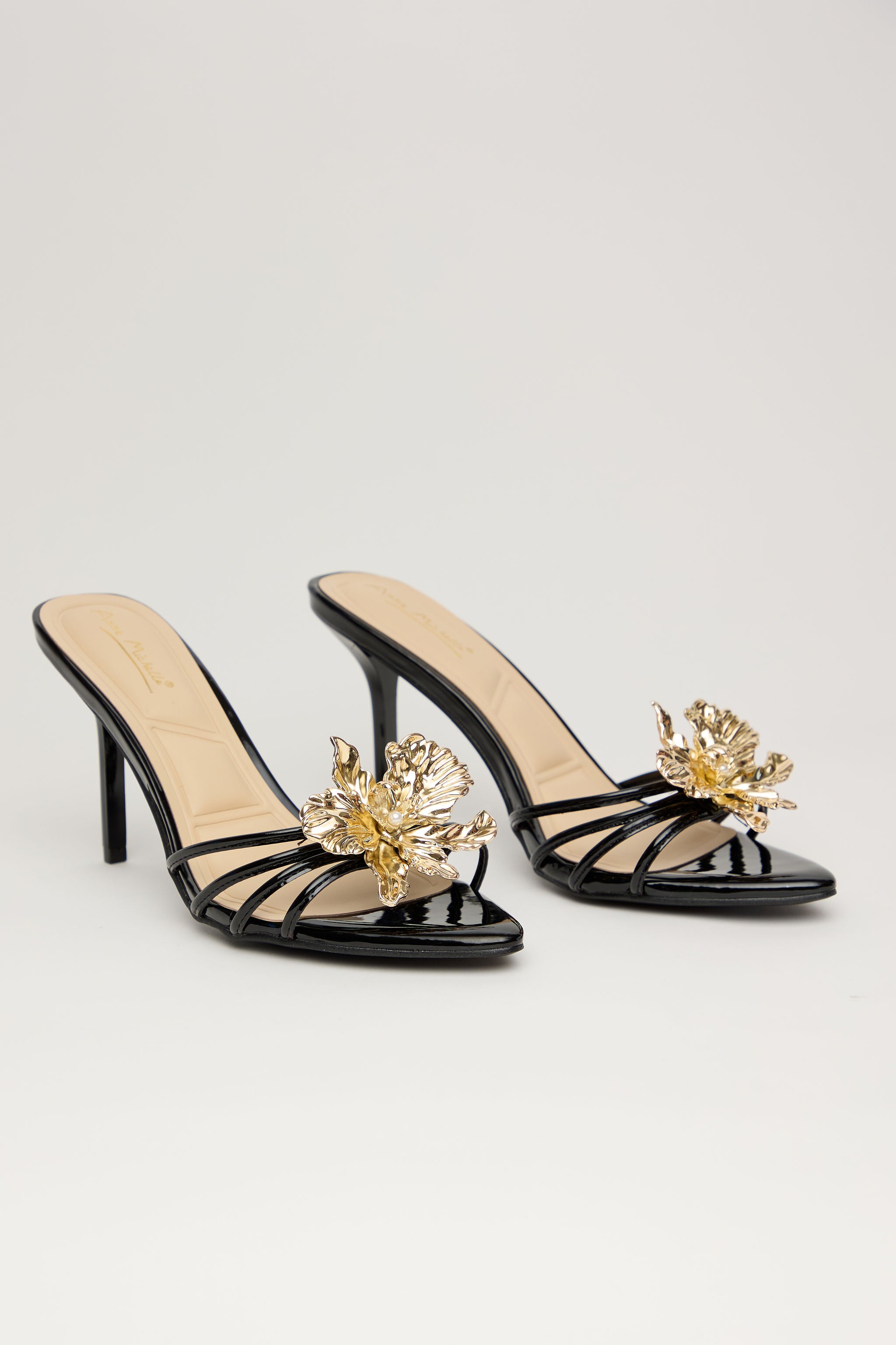 GOLDEN BLOOM – Sandalia Tacón Alto Negra con Detalle Dorado