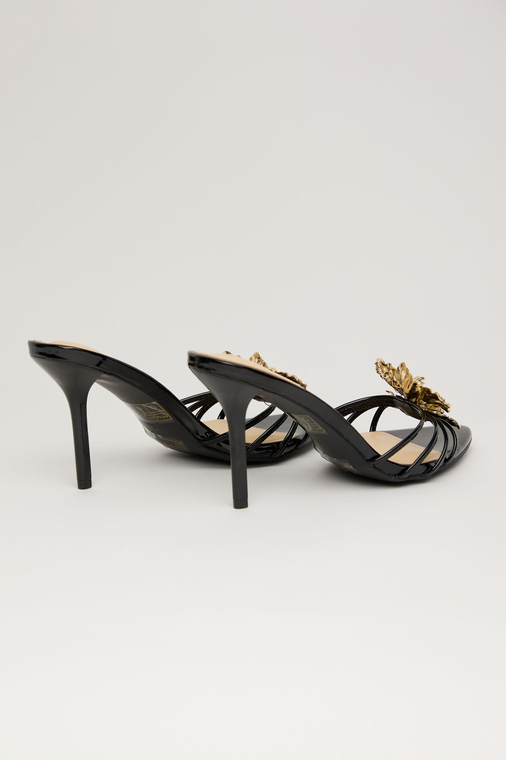 GOLDEN BLOOM – Sandalia Tacón Alto Negra con Detalle Dorado