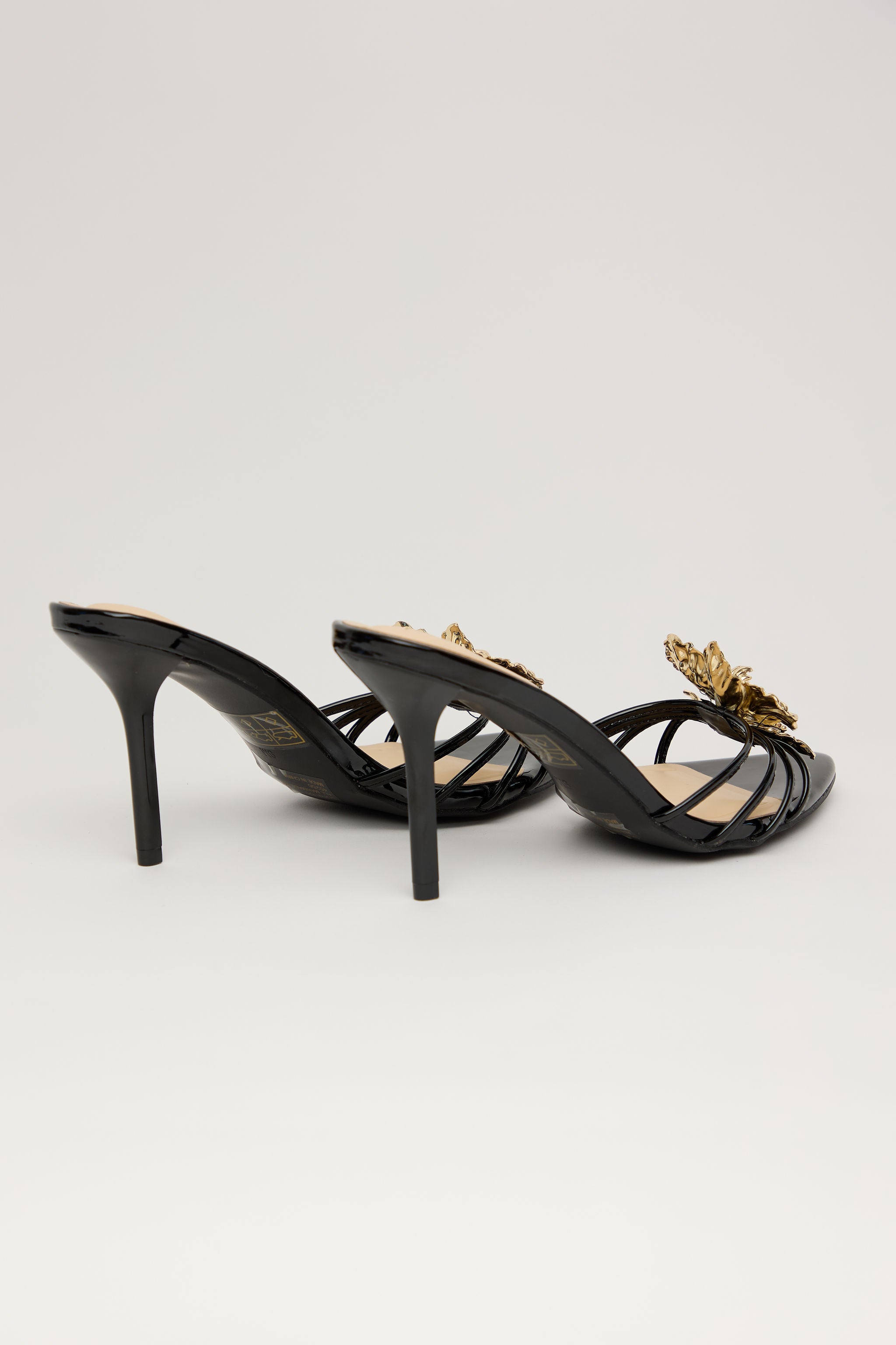 GOLDEN BLOOM – Sandalia Tacón Alto Negra con Detalle Dorado