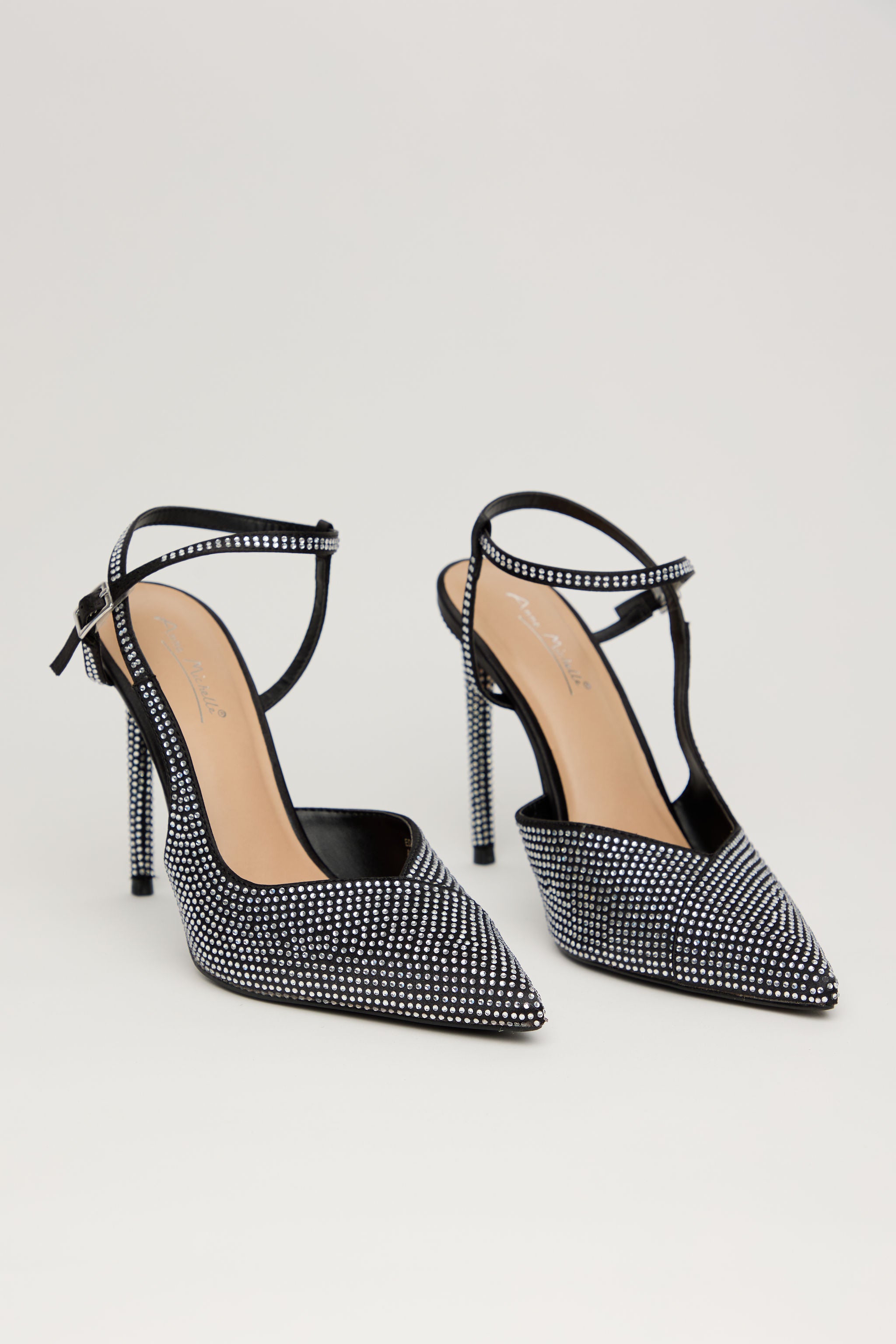 MIDNIGHT SPARK – Tacón Alto Negro con Pedrería