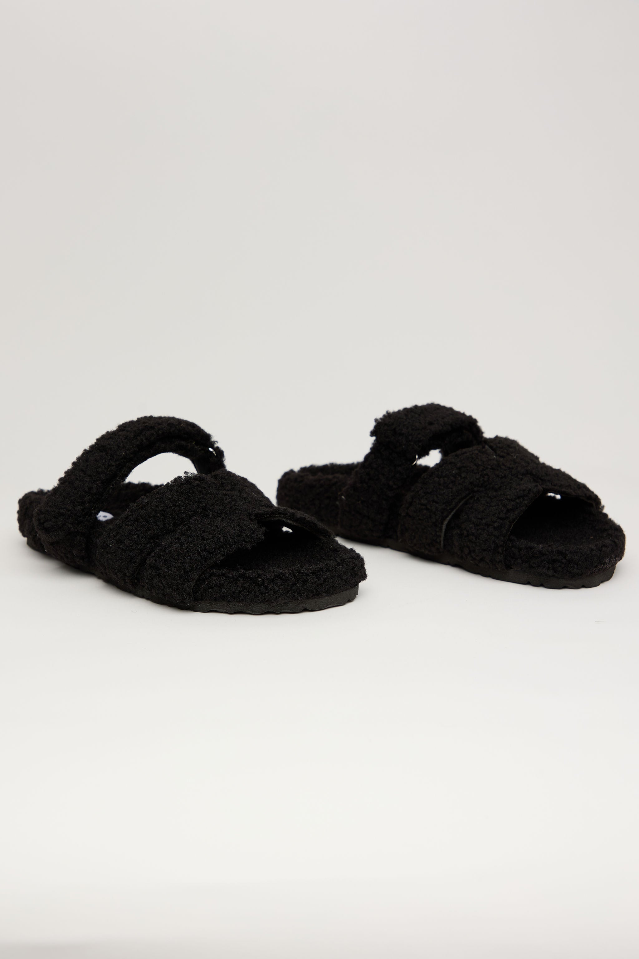 COZY NIGHT – Sandalia Peluche Negra