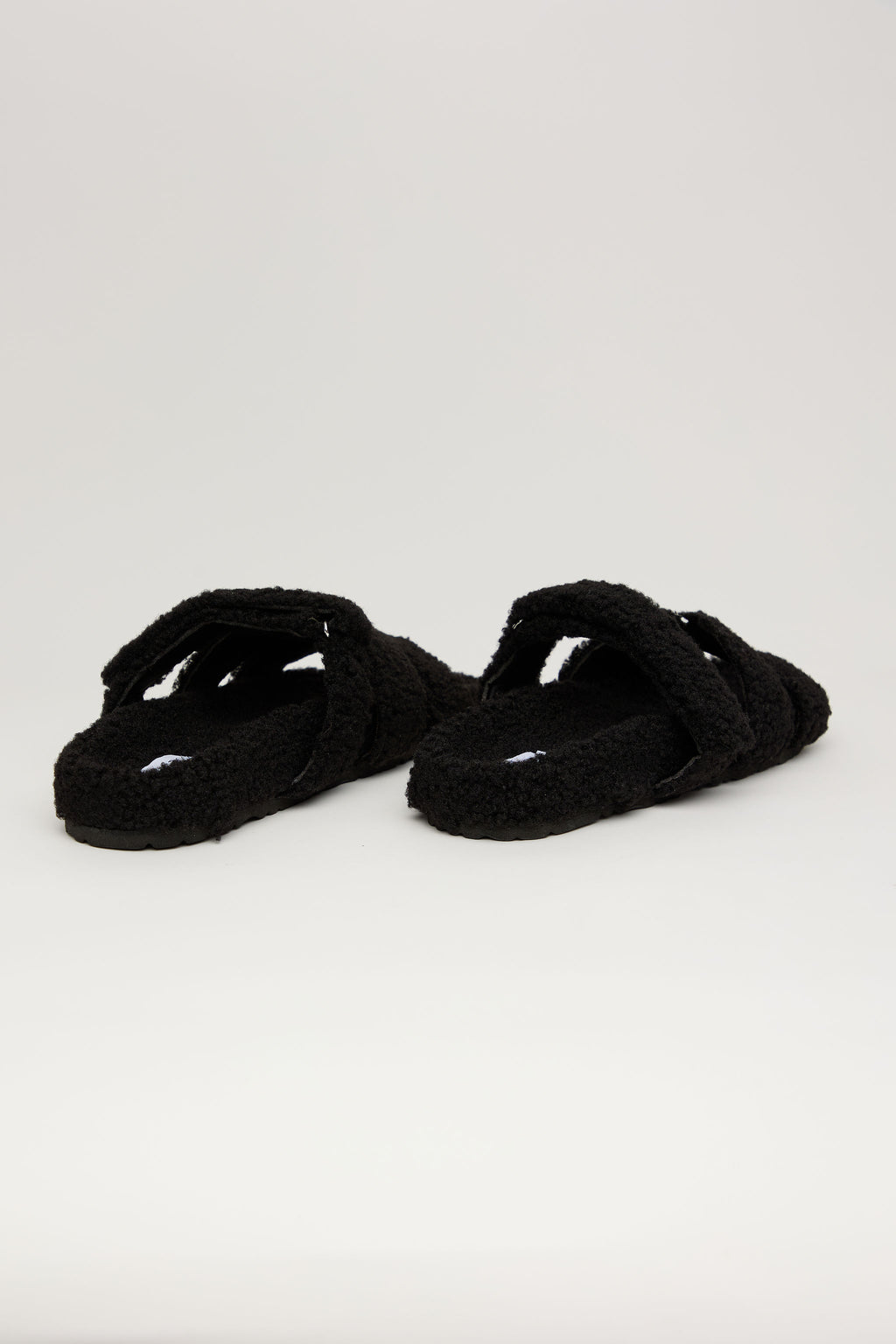 COZY NIGHT – Sandalia Peluche Negra