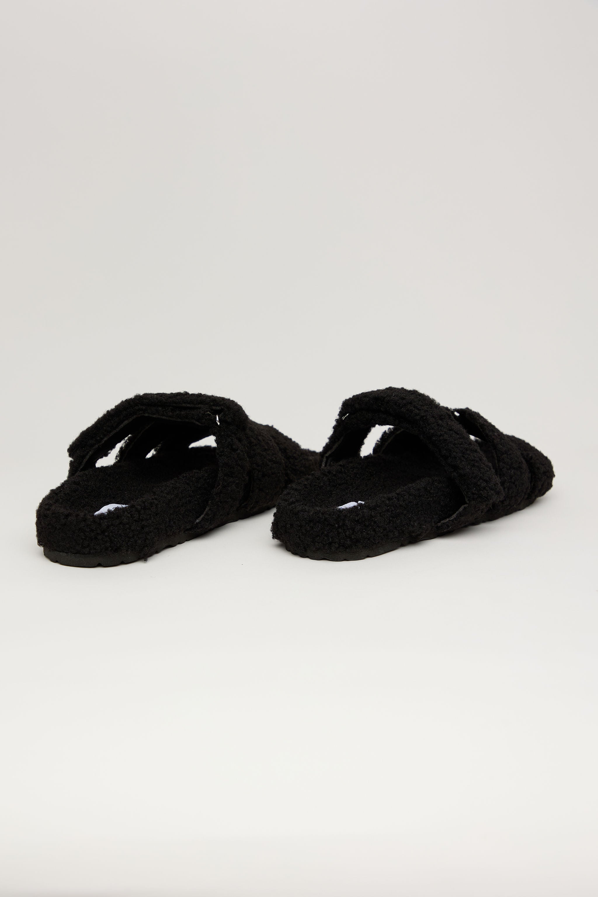 COZY NIGHT – Sandalia Peluche Negra