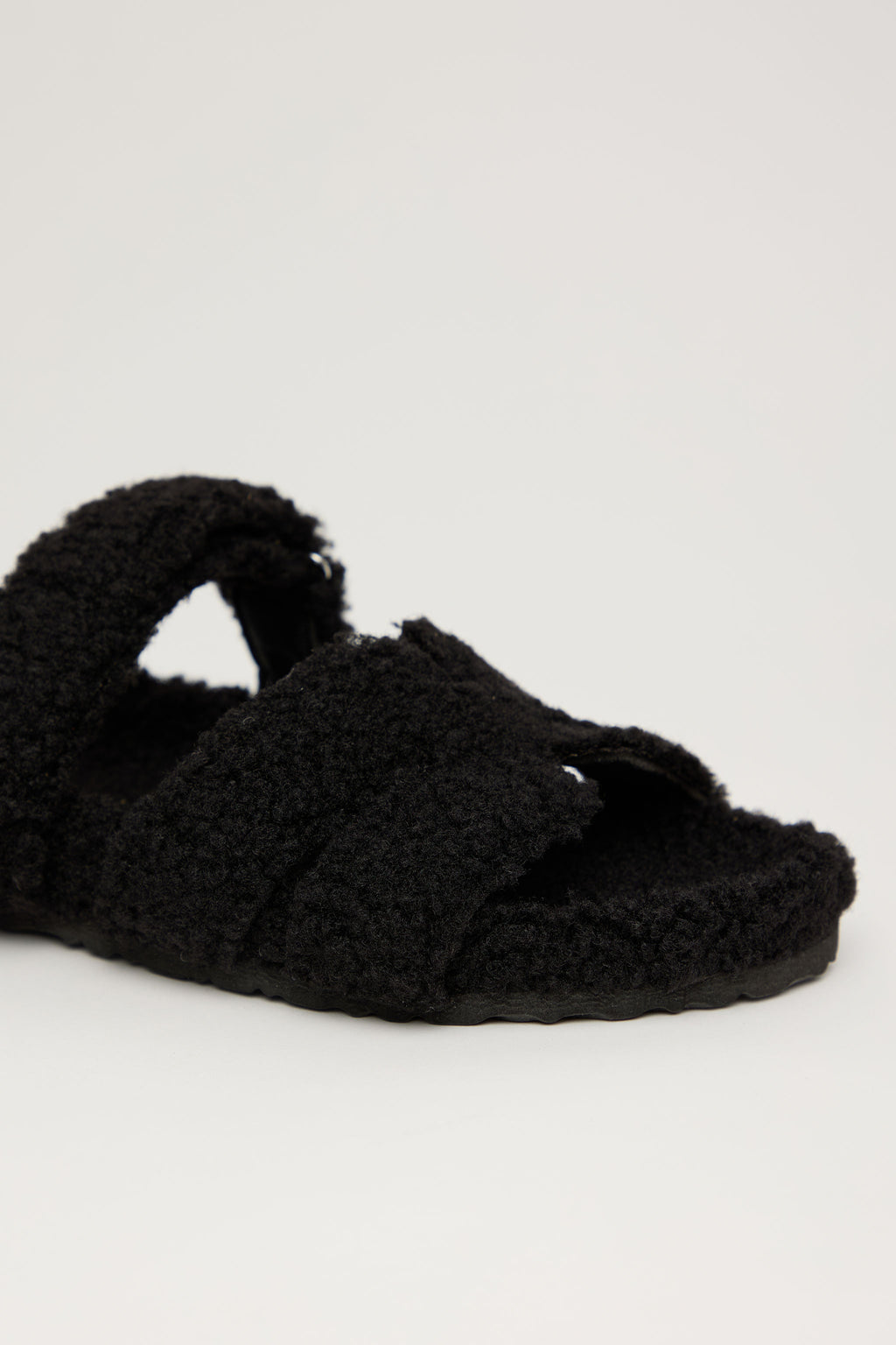 COZY NIGHT – Sandalia Peluche Negra