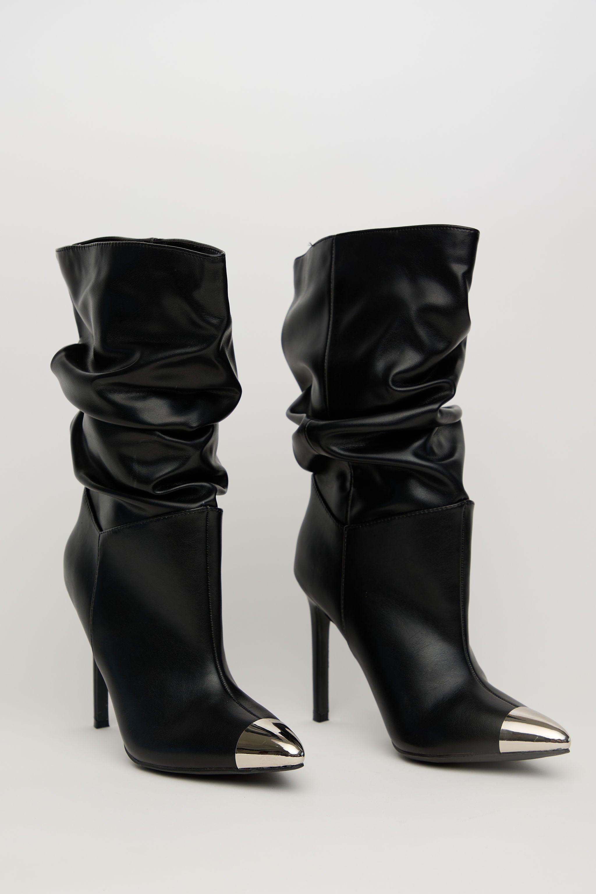 NOIR EDGE – Bota Tacón Alto con Punta Metálica