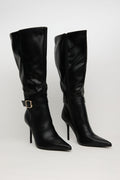 CLASSIC DIVA – Bota Tacón Alto con Hebilla