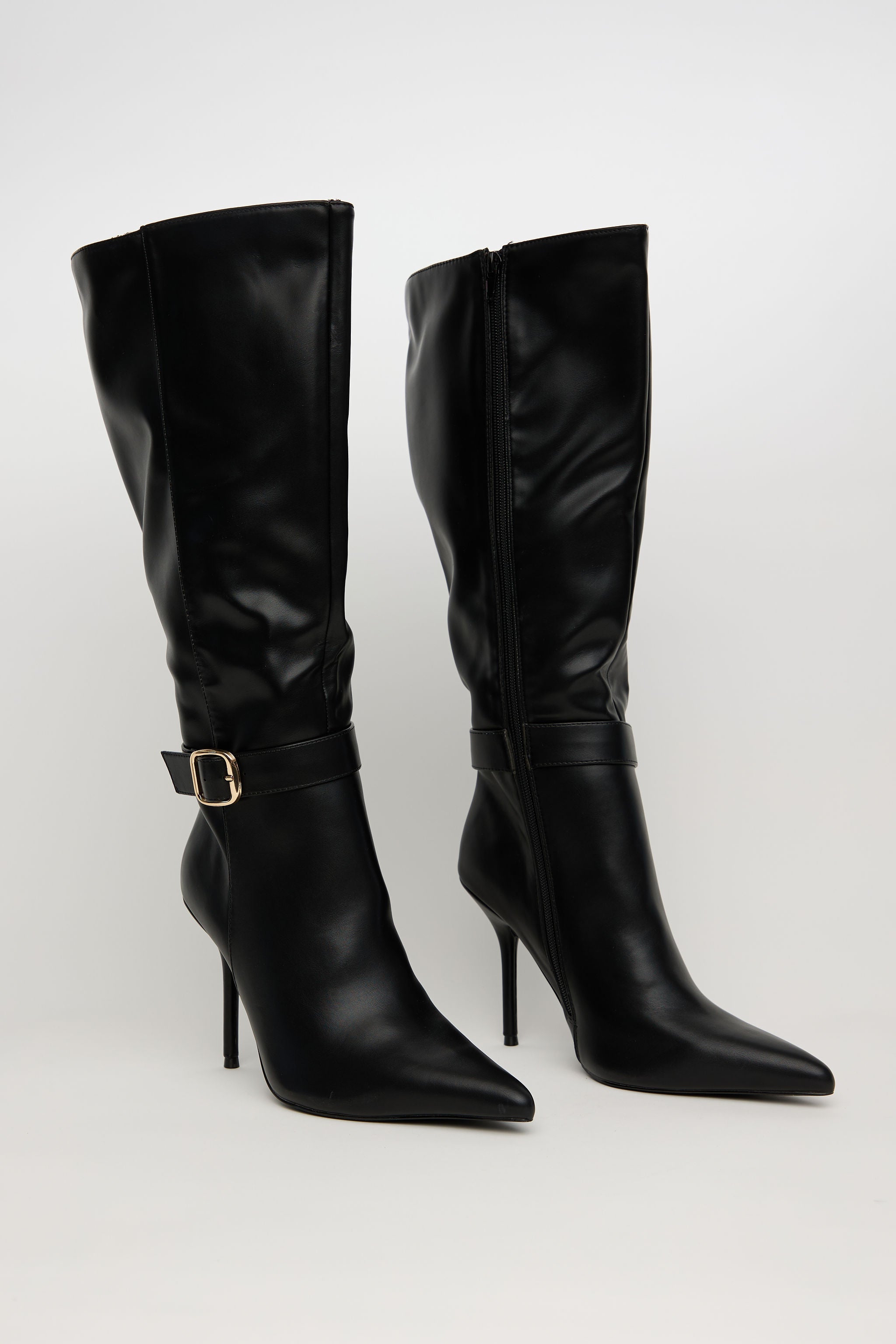 CLASSIC DIVA – Bota Tacón Alto con Hebilla