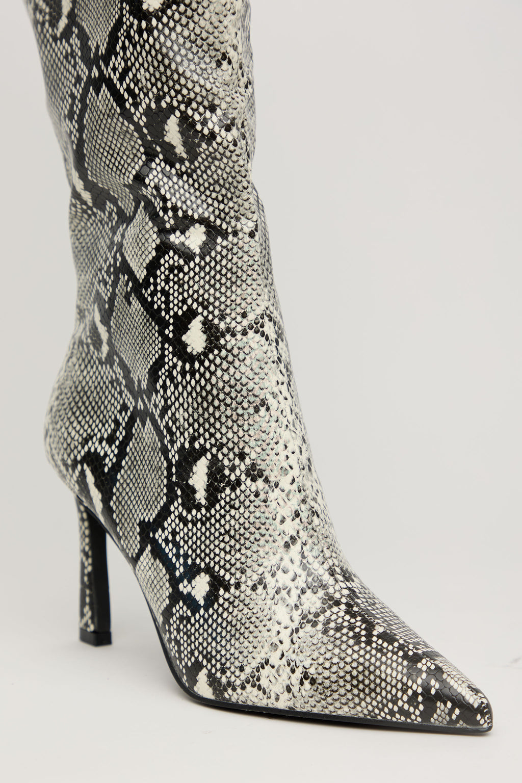 SNAKE QUEEN – Bota Alta Tacón con Print Animal