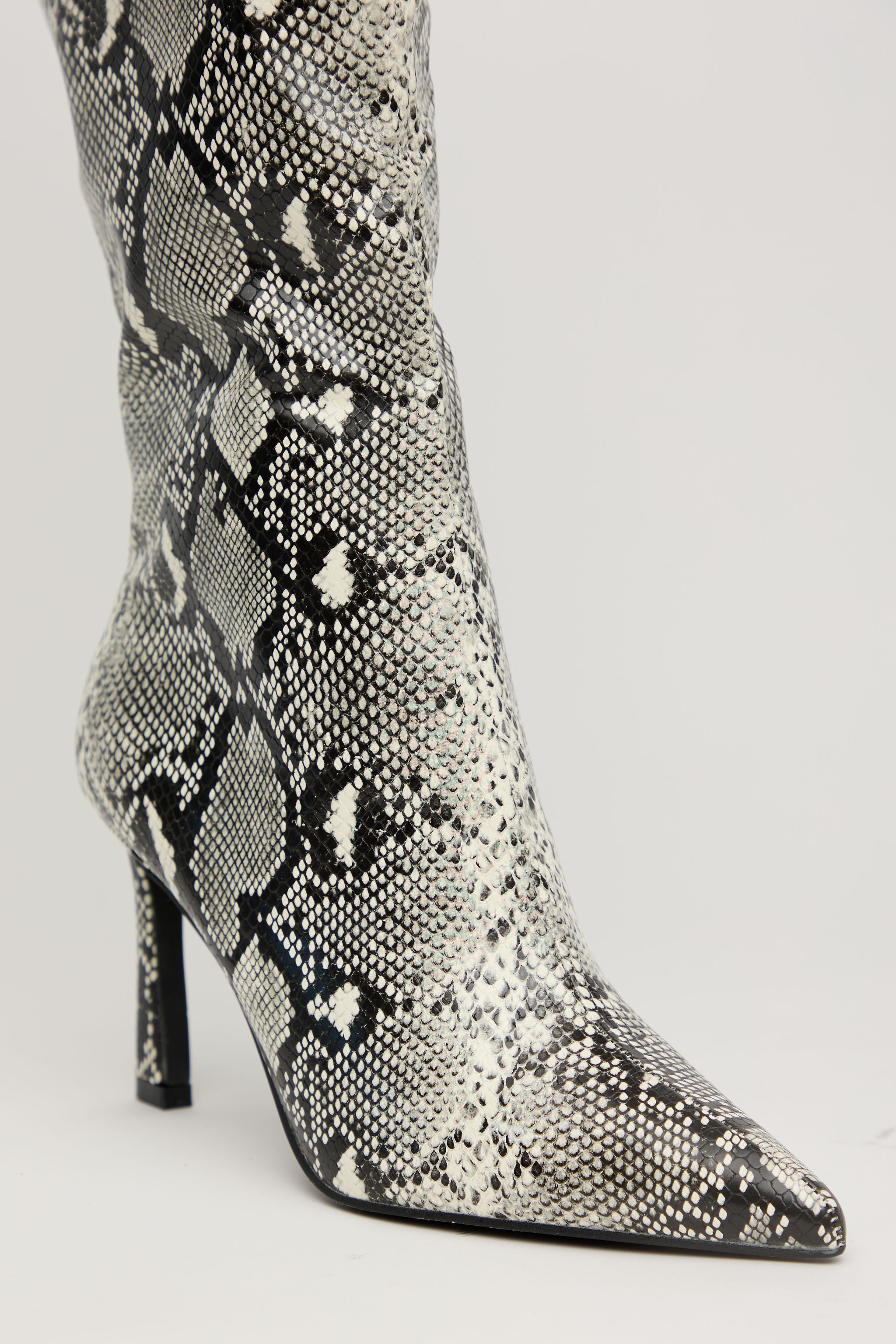 SNAKE QUEEN – Bota Alta Tacón con Print Animal