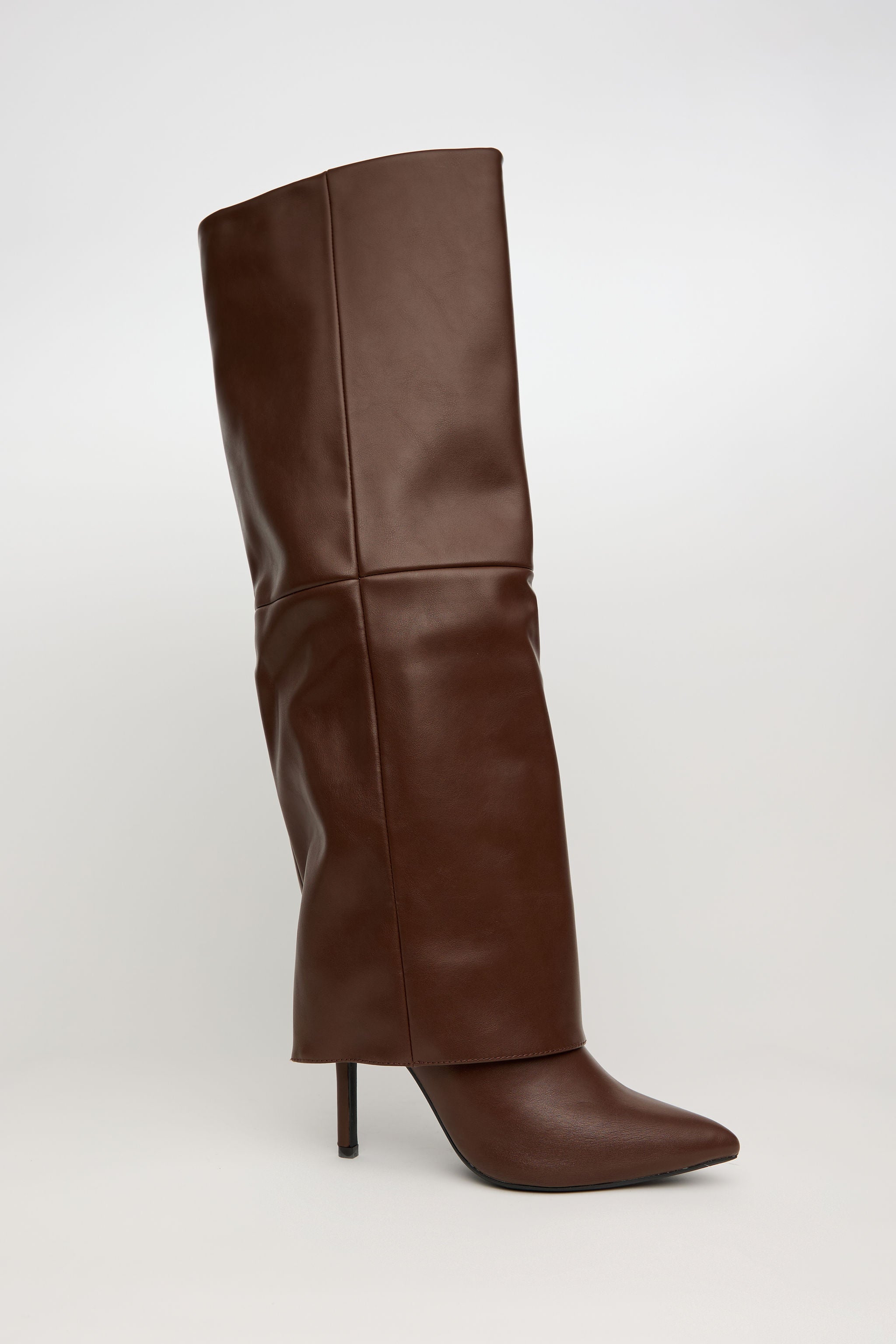 COCO CHIC – Bota Alta Tacón en Marrón Minimalista