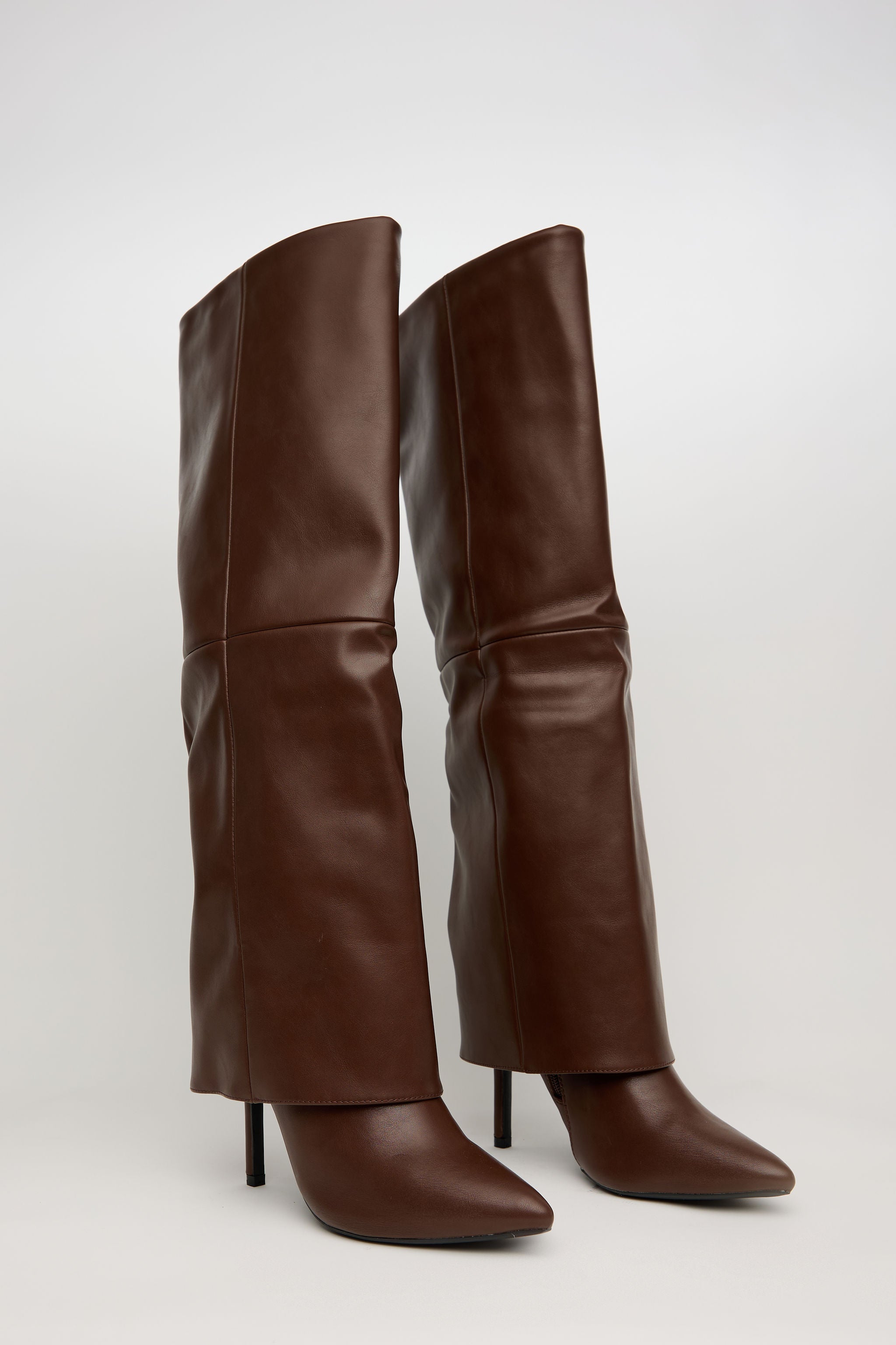 COCO CHIC – Bota Alta Tacón en Marrón Minimalista