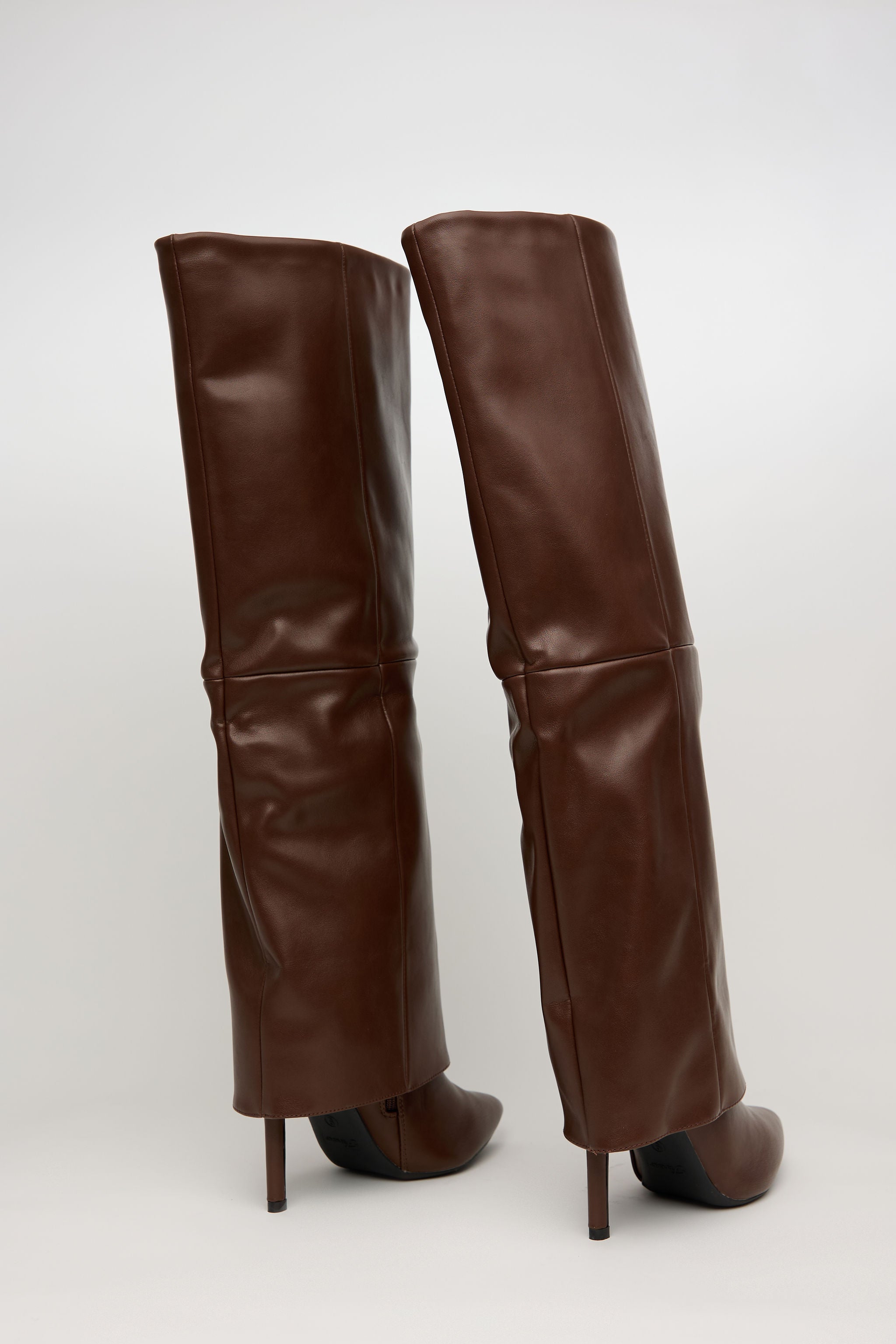 COCO CHIC – Bota Alta Tacón en Marrón Minimalista
