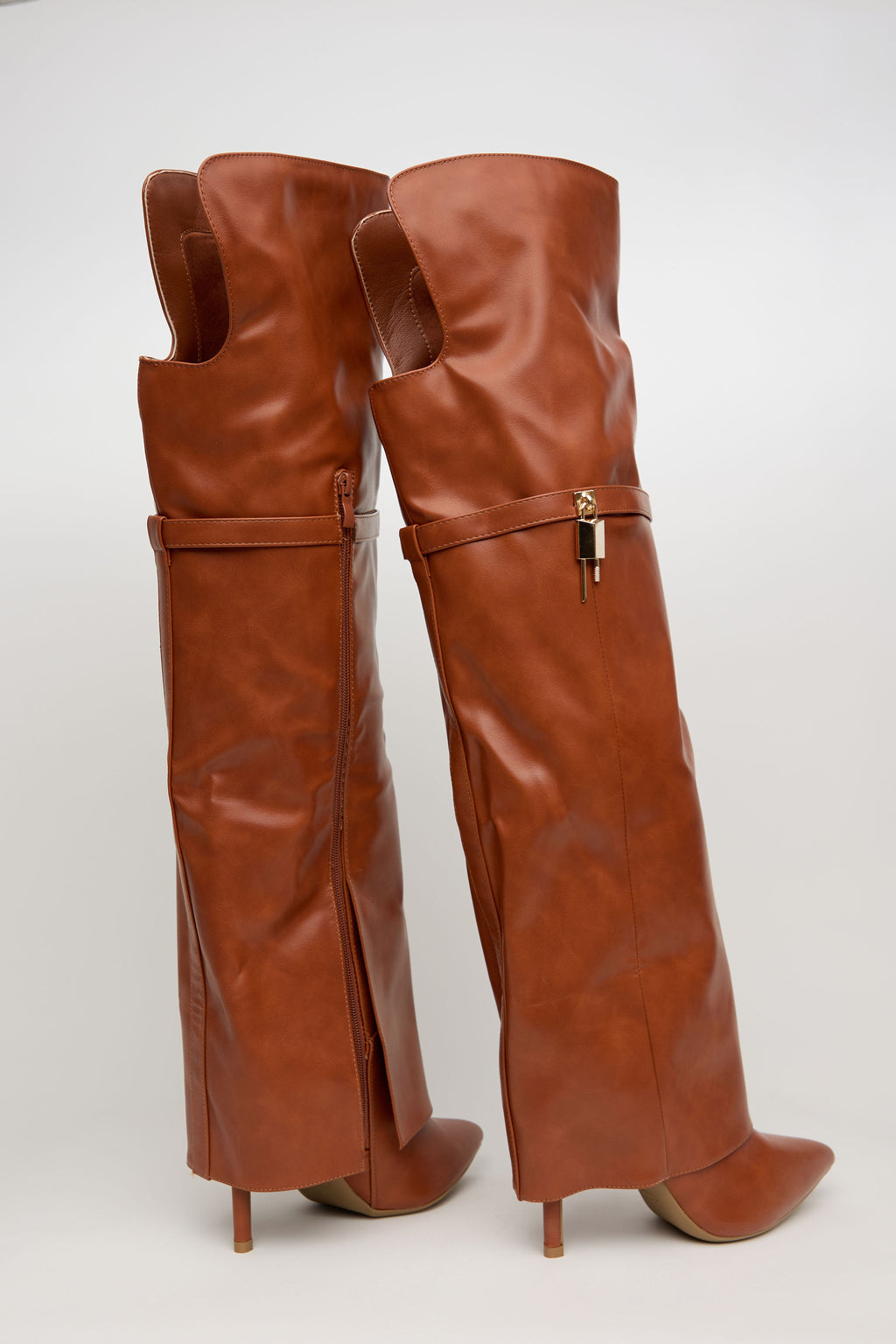 LOCKED GLAM – Bota Alta Tacón con Detalle de Cinturón