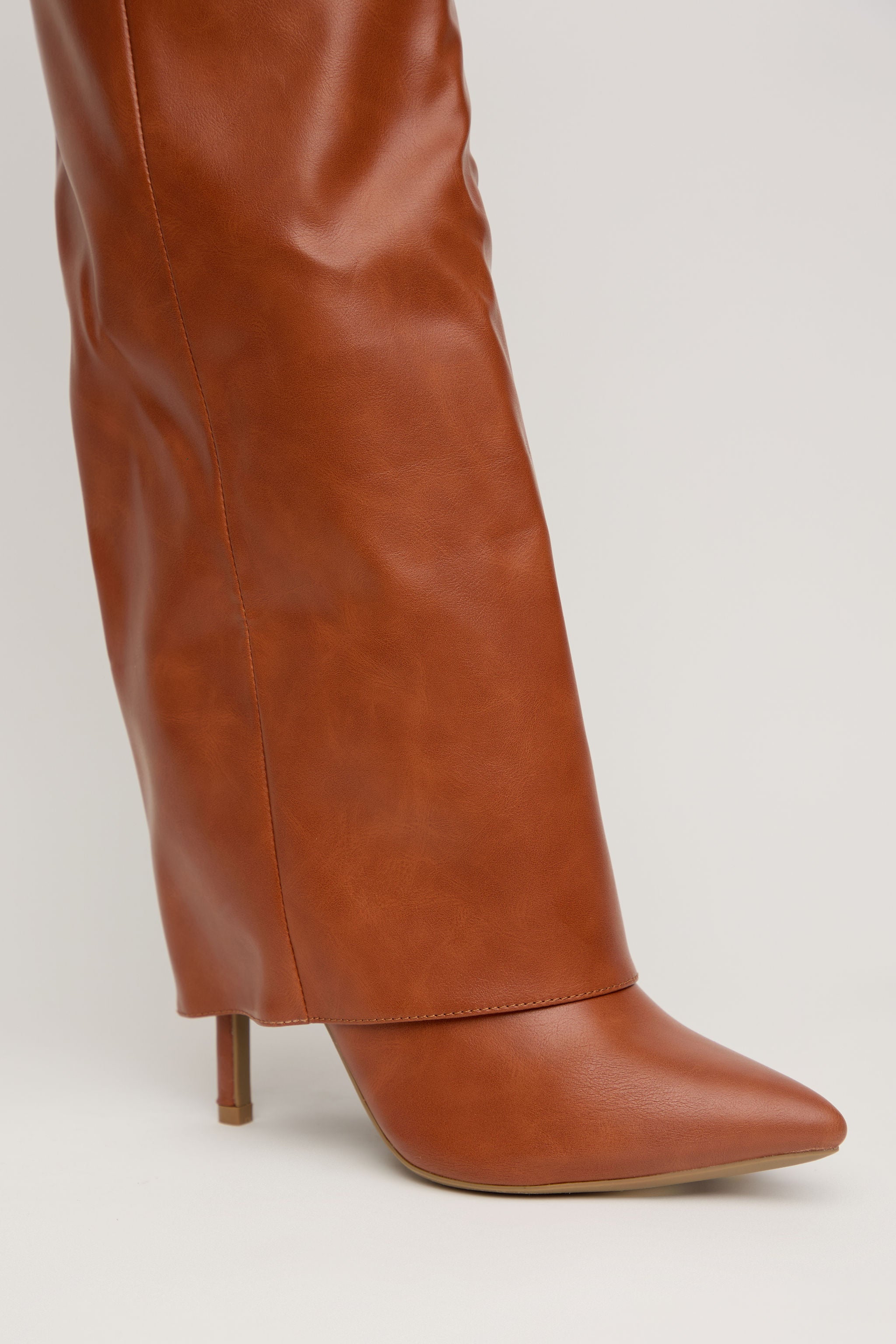 LOCKED GLAM – Bota Alta Tacón con Detalle de Cinturón