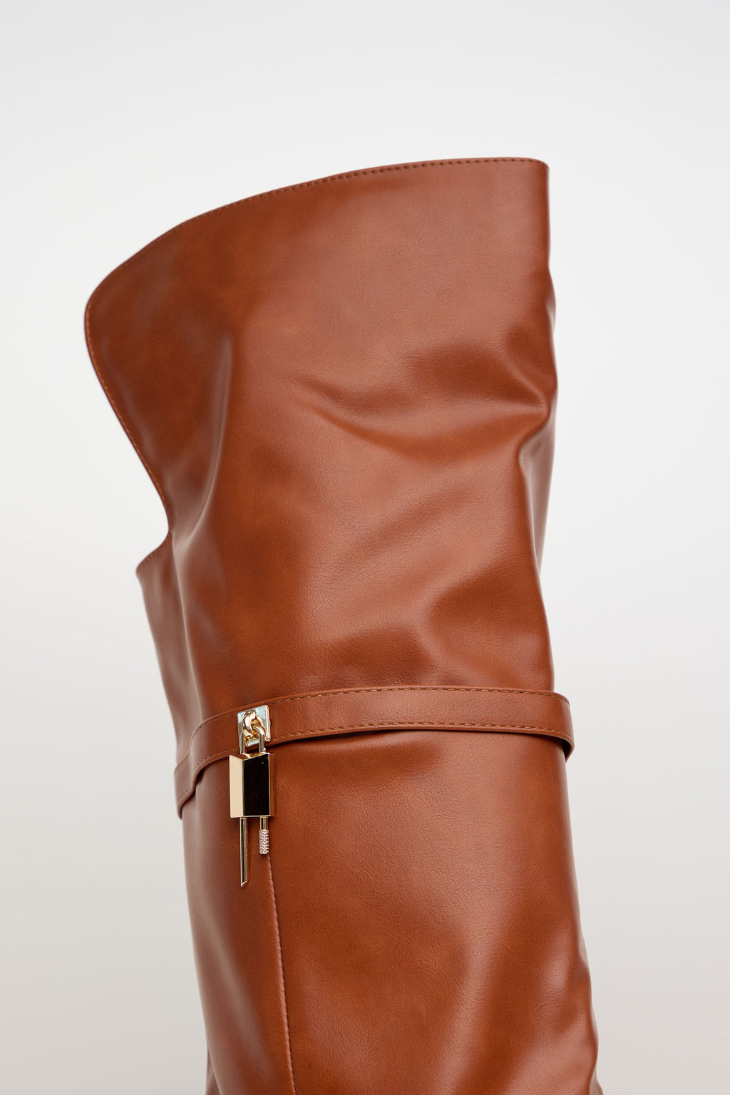 LOCKED GLAM – Bota Alta Tacón con Detalle de Cinturón
